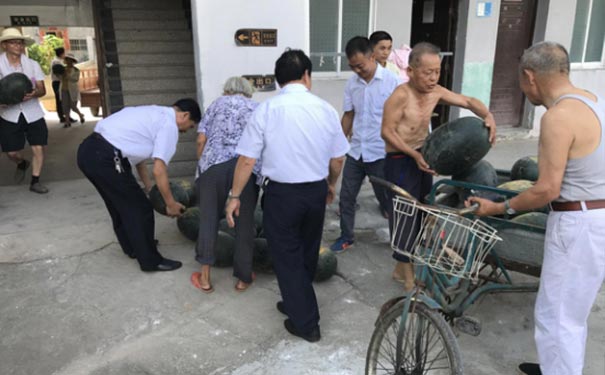 炎炎夏日，為福利院老人送清涼