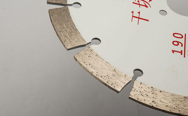 大理石鋸片在切割過程中搖擺是怎麼回事呢？