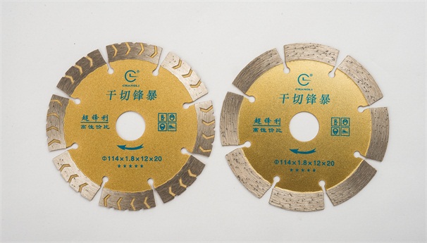 當石材鋸片在切割時發生嚴重偏擺，你會怎麼做？