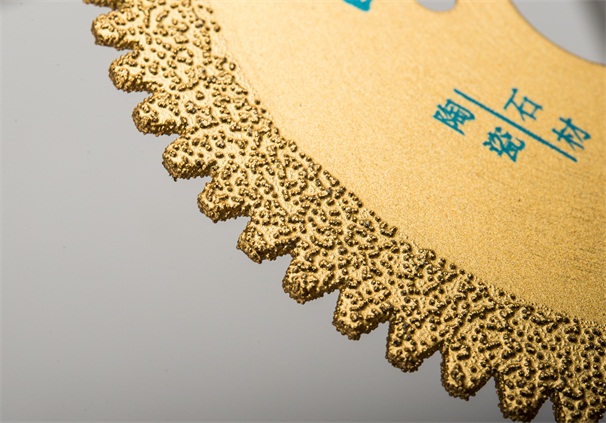 切石頭的切割片與晶亮磨光漿配合使用，石材的加工效果更好！