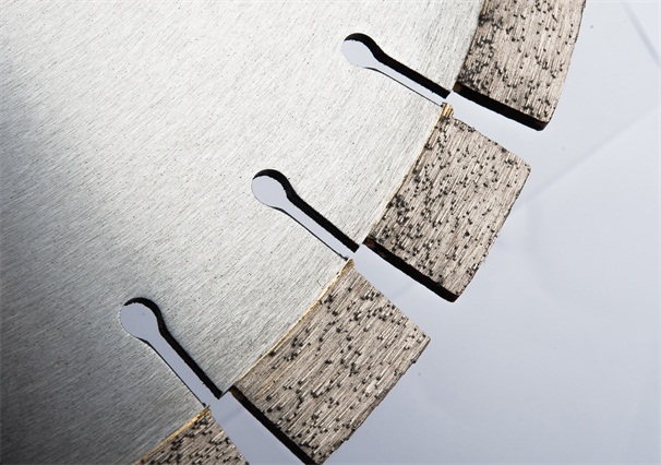 對於金剛石鋸片加工天然硬脆性石材的機理研究