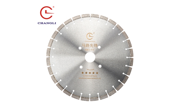 在混凝土鋸片開始轉動前前，一定要做好這些準備
